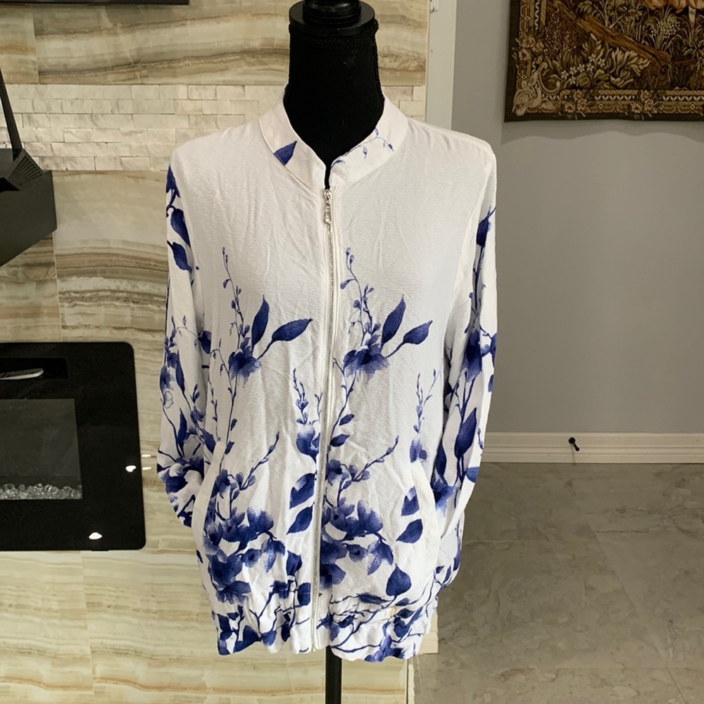 Chico’s Women’s Full Zip White with Blue Floral Print. Size 2 (927)